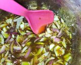A picture of step 1 of Special onion sauce.
