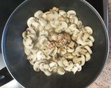 Foto del paso 1 de la receta: Foglie di Ulivo con Funghi e Salsicce