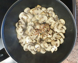 Foto del paso 1 de la receta: Foglie di Ulivo con Funghi e Salsicce