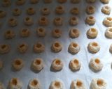 Foto langkah ke 4 dari resep Strawberry Cheese Thumbprint Cookies.