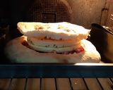 Foto del paso 3 de la receta: Provolone con ají molido en coca de pan casero