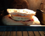 Foto del paso 3 de la receta: Provolone con ají molido en coca de pan casero