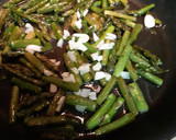 Foto del paso 2 de la receta: Espárragos trigueros revueltos con ajo y huevo