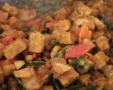 Foto langkah ke 4 dari resep Oseng Tempe Pedas Manis Gurih.