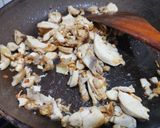 รูปขั้นตอนการทำที่ 2 ของ ผัดกุยช่ายใส่ไก่ต้ม