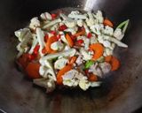Foto langkah ke 4 dari resep Tumis kembang kol, wortel, buncis dan ayam.