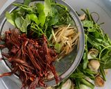 รูปขั้นตอนการทำที่ 3 ของ แก๋งป่าาสะป๊ะหูหมูดอกงิ้ว🌶️🧄แกงป่าหูหมูดอกงิ้ว (ความจริงมันคือแกงแค แต่ลืมใส่หอมกระเทียม ป่ามากๆ)🧄🌶️