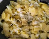 Foto del paso 2 de la receta: Tortilla de patatas con cebolla y pimientos verdes