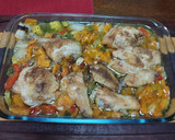 Foto del paso 3 de la receta: Pollo al horno especiado con colchón de vegetales