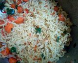A picture of step 5 of Carrots and moringa noodles.