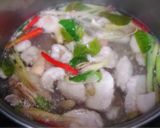 รูปขั้นตอนการทำที่ 2 ของ ต้มยำอกไก่น้ำใสใจจริง