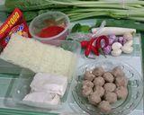 Foto langkah ke 1 dari resep Bihun Enoki kuah tom yam.
