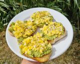 Foto del paso 4 de la receta: Tostón con Palta y Huevo