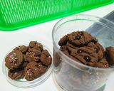 Foto langkah ke 4 dari resep Kukis coklat mini simple.