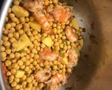 Foto del paso 4 de la receta: Guiso de garbanzos con gambones
