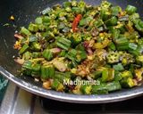 A picture of step 6 of Fried Bhindi Masala.