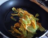 Foto del passaggio 2 della ricetta Vellutata di zucca con fiori di zucca e zenzero