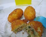 Foto langkah ke 11 dari resep Kroket kentang isi ayam (bitter ballen) lembut.