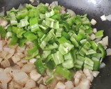 Foto del paso 4 de la receta: "Arroz" de Coliflor con Pollo y verdura🫑🍆🧅