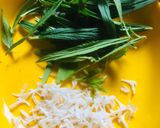 A picture of step 1 of Chota halkkusha (thumbai) rasam.