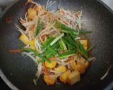 รูปขั้นตอนการทำที่ 3 ของ ผัดถั่วงอกเต้าหู้หมูสับ