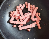 Foto del paso 4 de la receta: Arroz salteado con salchichas y frutos secos