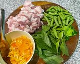 รูปขั้นตอนการทำที่ 1 ของ หมูสามชั้นผัดพริกเหลือง