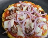 Foto del paso 13 de la receta: "Pizza" con base de coliflor al sartén🍕🧀🍖🥫🍅
