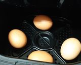 Foto del paso 1 de la receta Huevos rellenos de pollo (aprovechamiento)