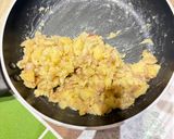 Foto del passaggio 2 della ricetta Ravioli mela castagne e formaggio al ragù di salsiccia