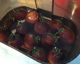 Une image de l'étape 1 de Tomates prunes au brocciu corse et tapenade verte.