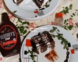 A picture of step 15 of Chocolate cake with whip cream.