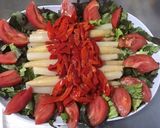 Une image de l'étape 8 de Salade d'asperges aux poivrons, tomates, laitue rouge et mimolette.