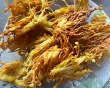 Gambar langkah 6 resipi Cendawan Enoki Goreng.