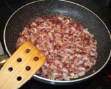 Foto del paso 1 de la receta: Risotto de bacon, cebolla morada y tomatitos baby en rama