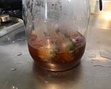 Une image de l'étape 4 de Vinaigre de fleurs de ciboulette.