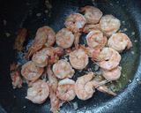 Foto langkah ke 2 dari resep Tuscan shrimp with spinach and creamy sauce.