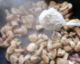 Фото кроку 4 до Медальйони свинячі у вершковому соусі з шампіньйонами.