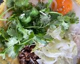 รูปขั้นตอนการทำที่ 1 ของ เครปญวนไส้ไข่ดาวเห็ดหอมและผักสด🧅🫑🥬Vietnamese Crepe with Egg and Fresh Veg and Herbs🌿🍅🥬