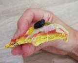 Foto del paso 3 de la receta: Pizza de cúrcuma y semillas con verduras y anchoas