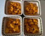 Gambar langkah 2 resipi Mango Crumble.