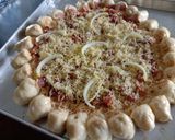 Foto langkah ke 7 dari resep Pizza Homemade Stuffed Crust.