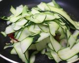 蒜香辣炒雞肉櫛瓜麵(減醣)的食譜步驟3照片