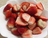 Hình bước làm 4 của món Bánh crepe nhân dâu đơn giản đẹp mắt mừng sinh nhật