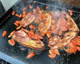 Une image de l'étape 6 de Poitrine de porc marinée grillée aux tomates cerises.