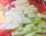 Foto del paso 1 de la receta: Ensalada con Caigua Chilena, mix de Pimientos y Hongos !