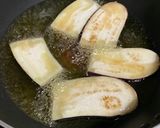 Gambar langkah 1 resipi Tumis terung bersama daging kisar.