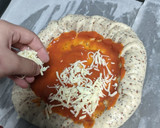 Foto del paso 8 de la receta: Pizza con bordes de queso y masa de semillas