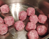 Foto del paso 1 de la receta: Arroz con albóndigas, alcachofas y otras verduras de temporada🍲