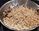 Foto del paso 5 de la receta: Alubias Blancas de Bote Exprés con Salchichas de Pollo y Champiñones